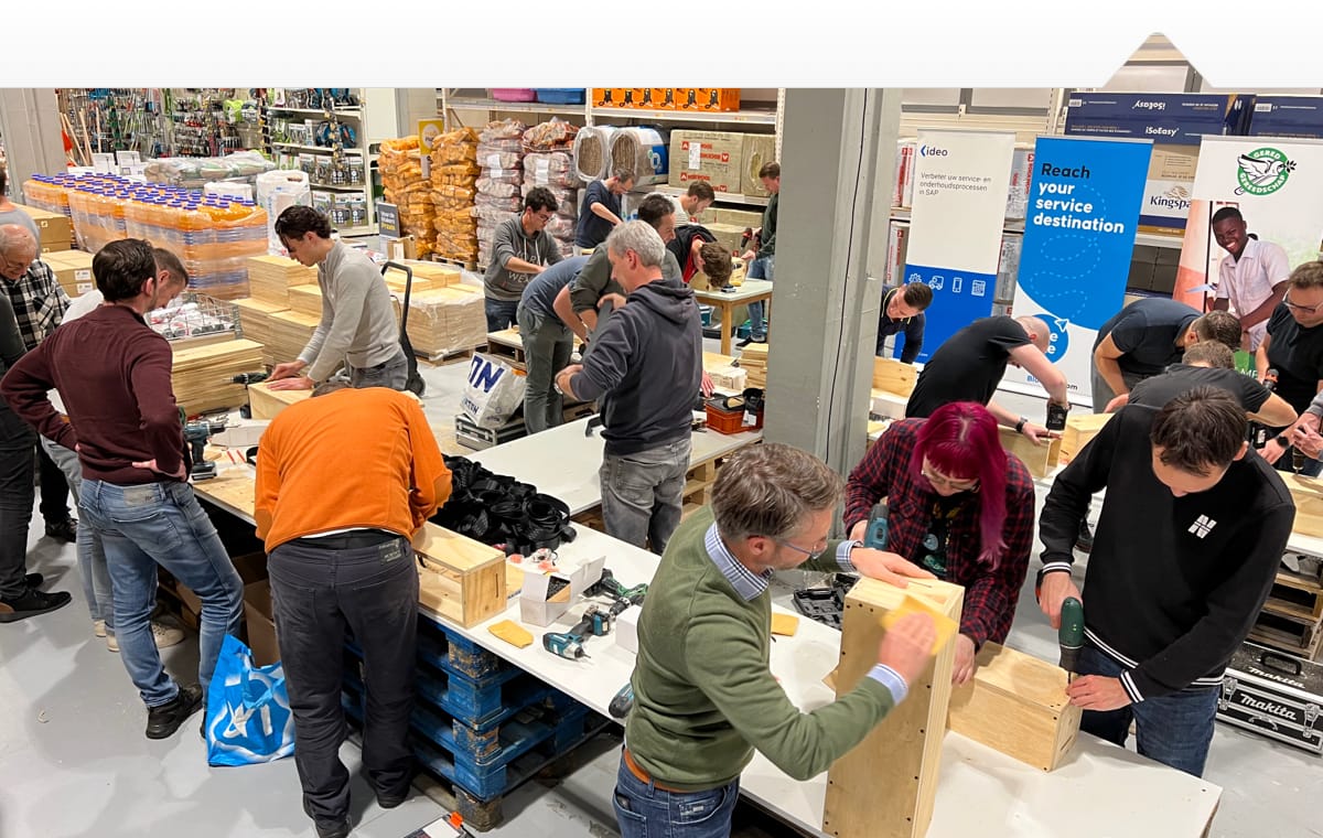Ideo werknemers maken gereedschapskisten voor het goede doel